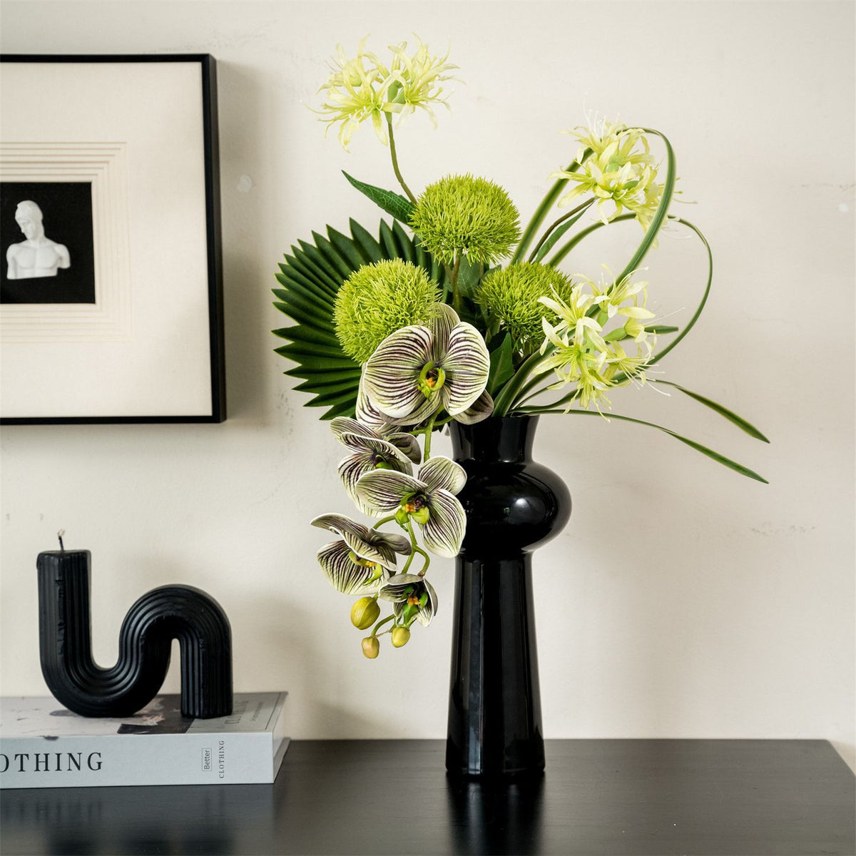 Künstlerische Blumenarrangement