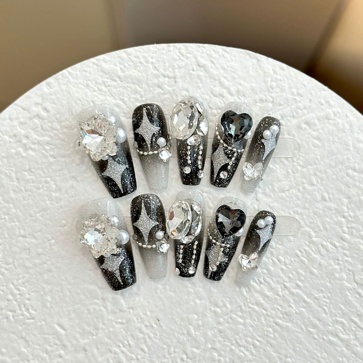 Künstlerisches glitzerndes Press-On-Nagelset