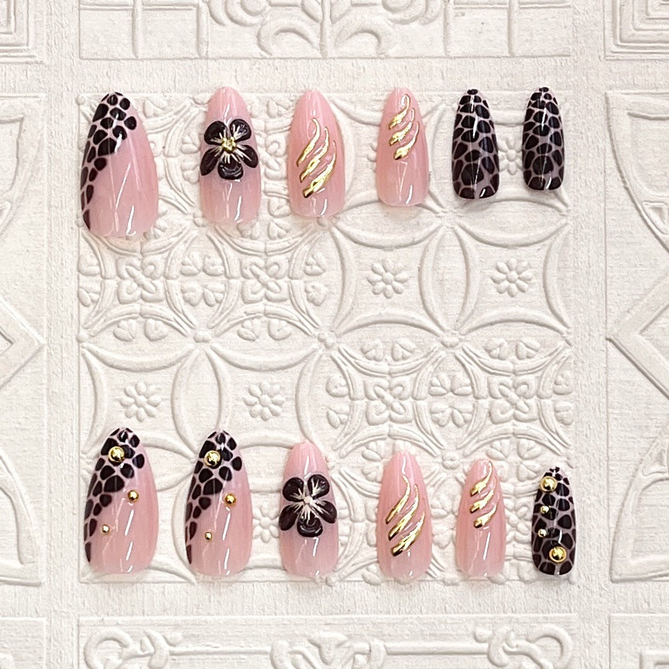 Künstlerisches Press-On Nagelset mit floralem und Leopardenakzent Brehn