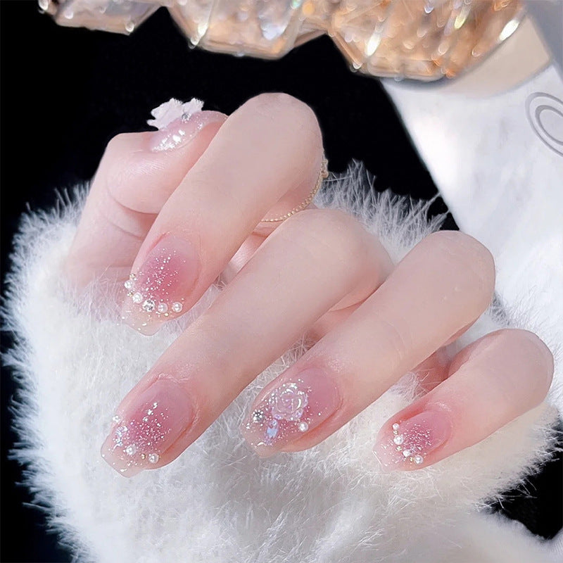 Kunstnagelset mit funkelnden Glitter- und Perlverzierungen Brehn