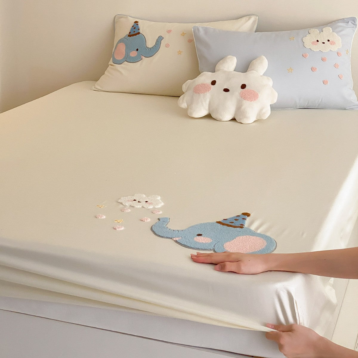 Besticktes Stretch-Spannbettlaken-Set mit Applikationsente und passenden Kissen