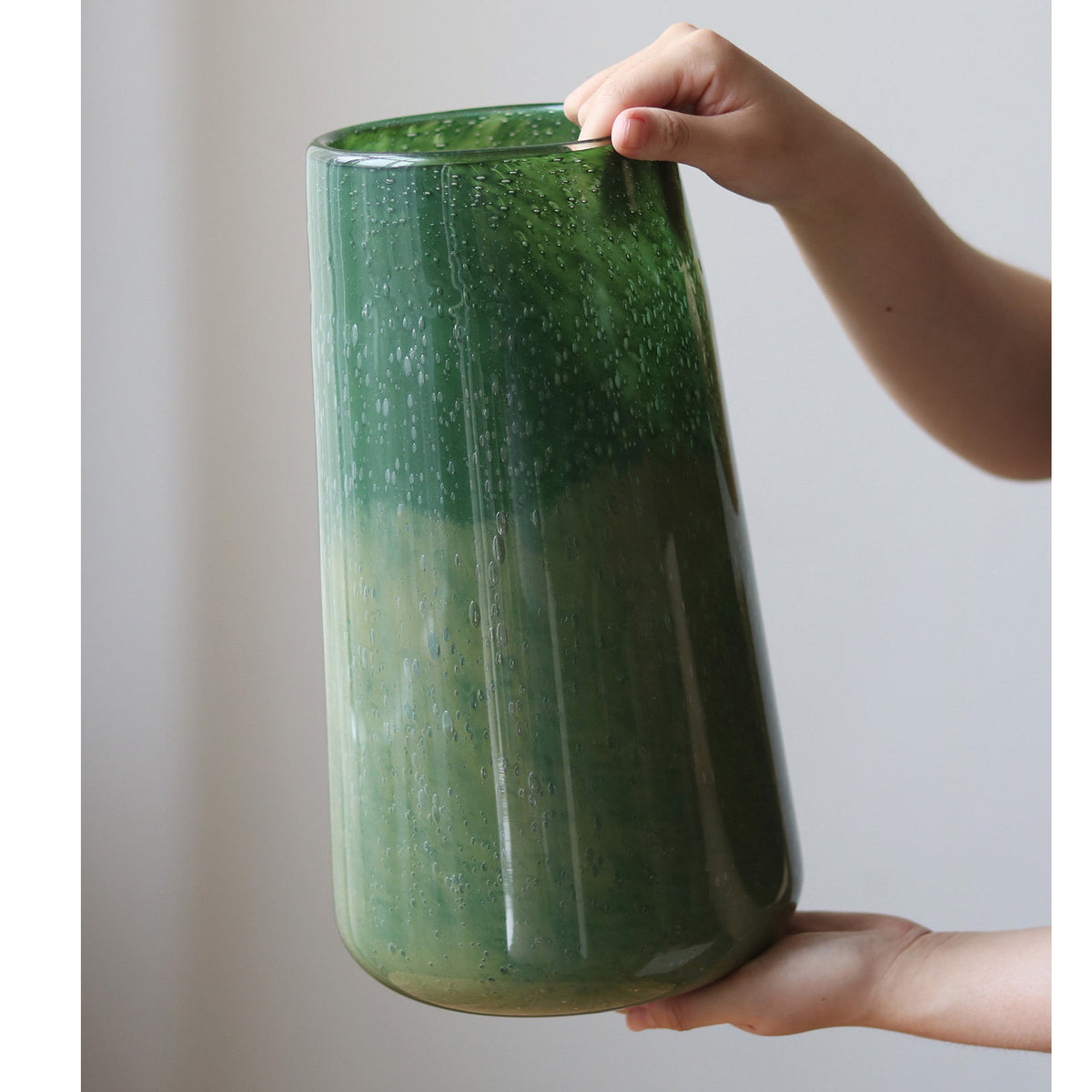 Hohe Kunstglas Ombre Zylinder Bud Vase mit eingeschlossener Blasenstruktur Brehn