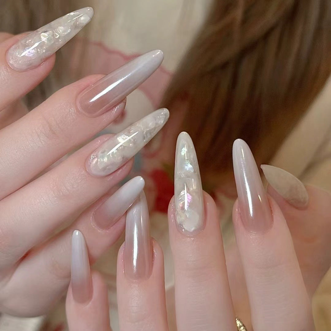 Glamouröse Stiletto-Nagelerweiterungen mit dekorativen Akzenten