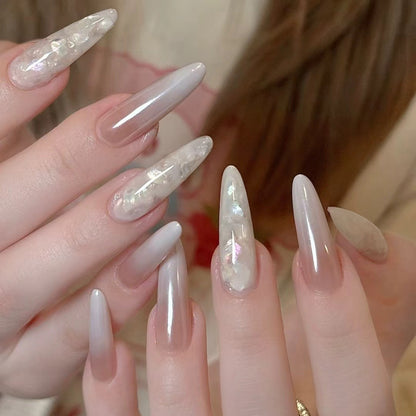 Glamouröse Stiletto-Nagelerweiterungen mit dekorativen Akzenten