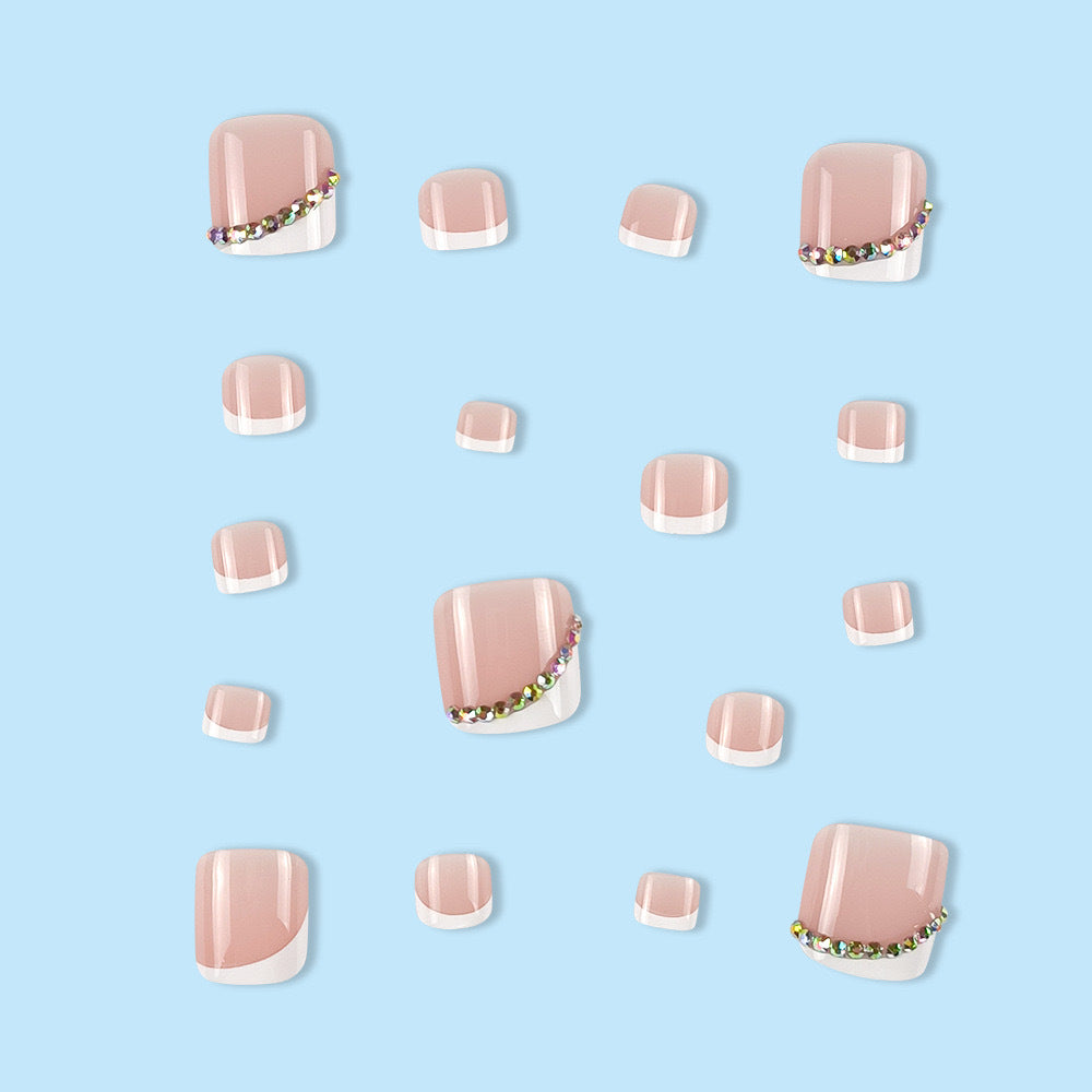 Fußnagelkunst Set mit eleganten französischen Spitzen und Glitzerakzenten Brehn