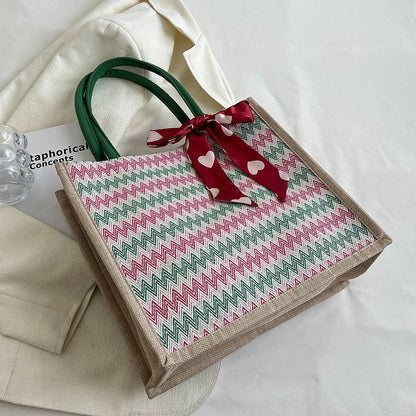 Texturierte Handtasche mit dekorativem Schal