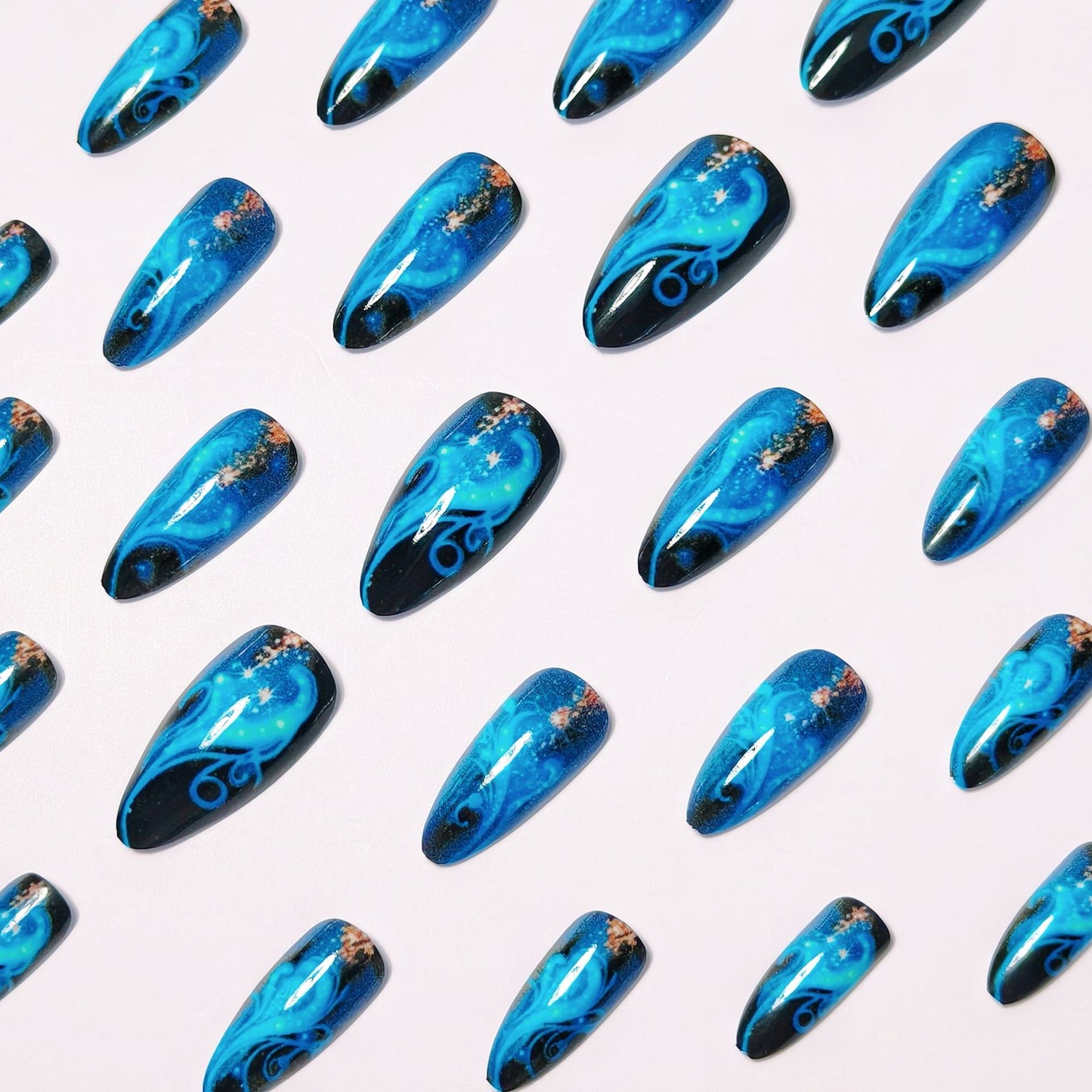 Glitzernde Nagelkunst Brehn