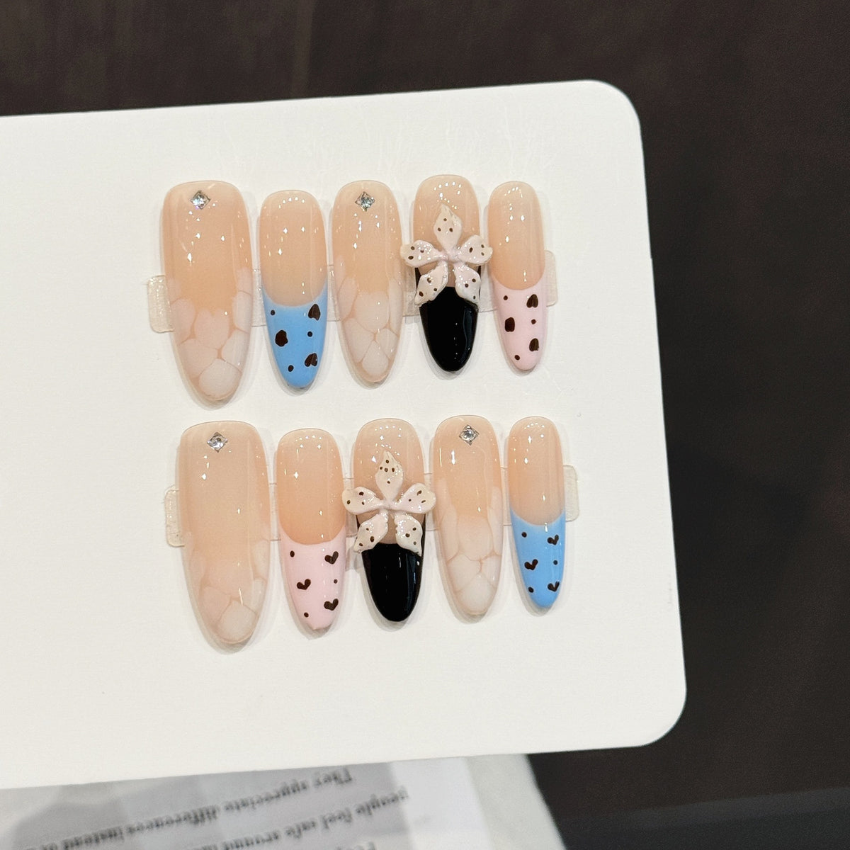 Dekorativer Charm Press-On Nail Art Set