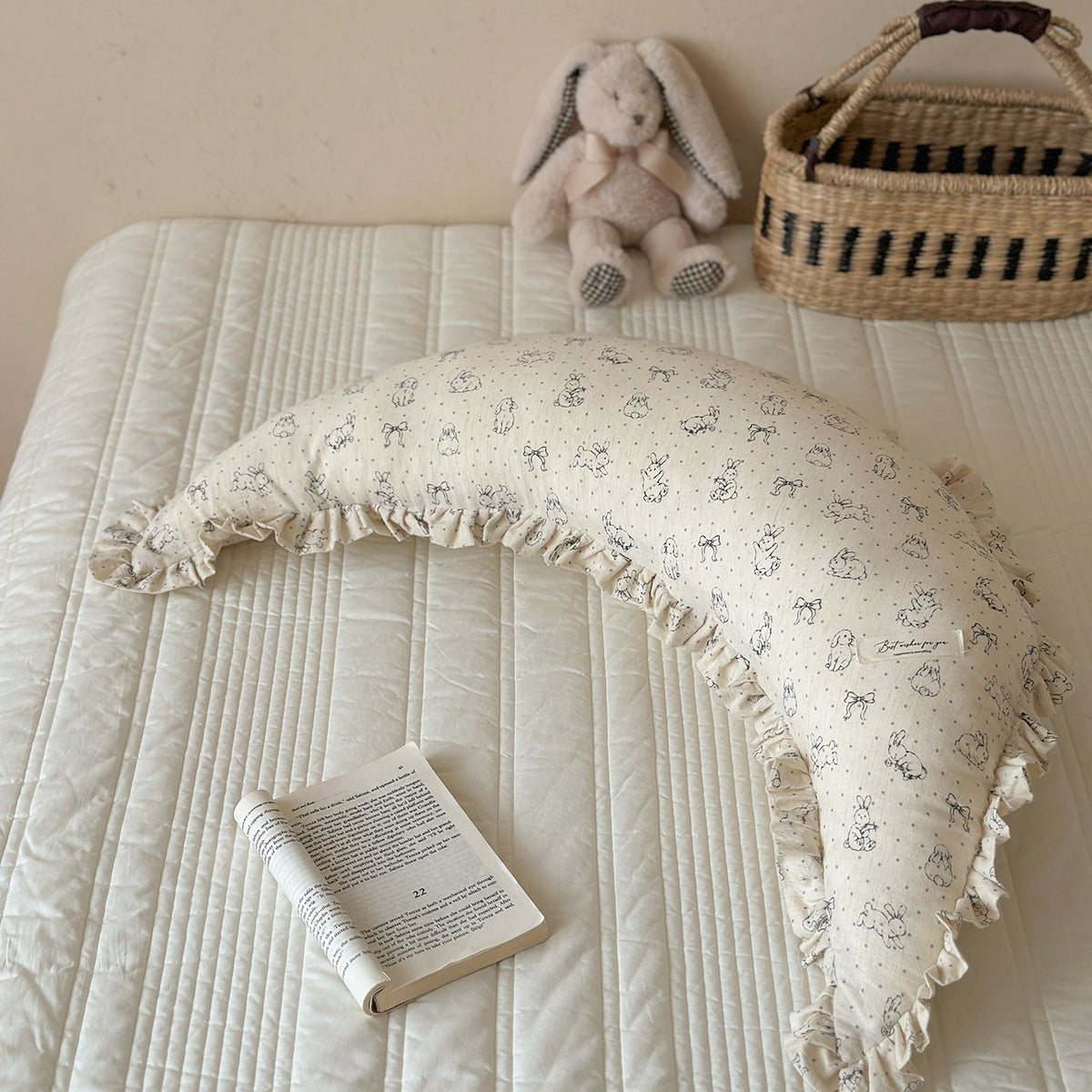 Ergonomisches Baumwoll-Mutterstillkissen mit Rüschendeck und Hasenmotiv