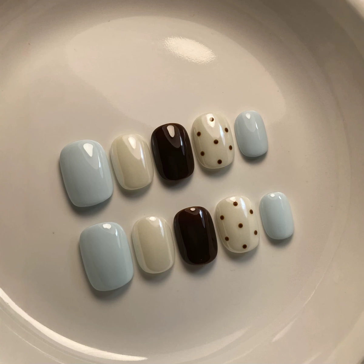 Dekoratives Press-On Nagelkunstset mit einzigartigem Punkt- und glänzendem Finish