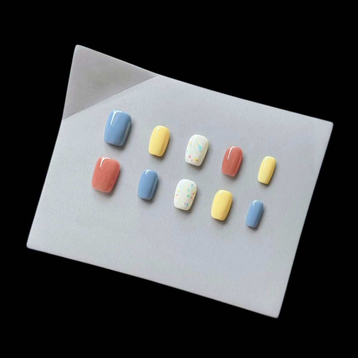 Künstlerischer Press-On Nagel Set mit charmanten gemusterten Designs