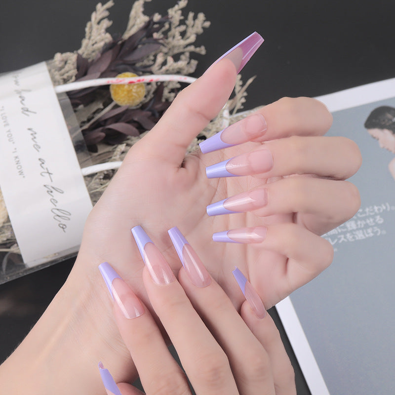 Elegantes Stiletto-Press-On-Nagelset mit zweifarbigen Design Brehn
