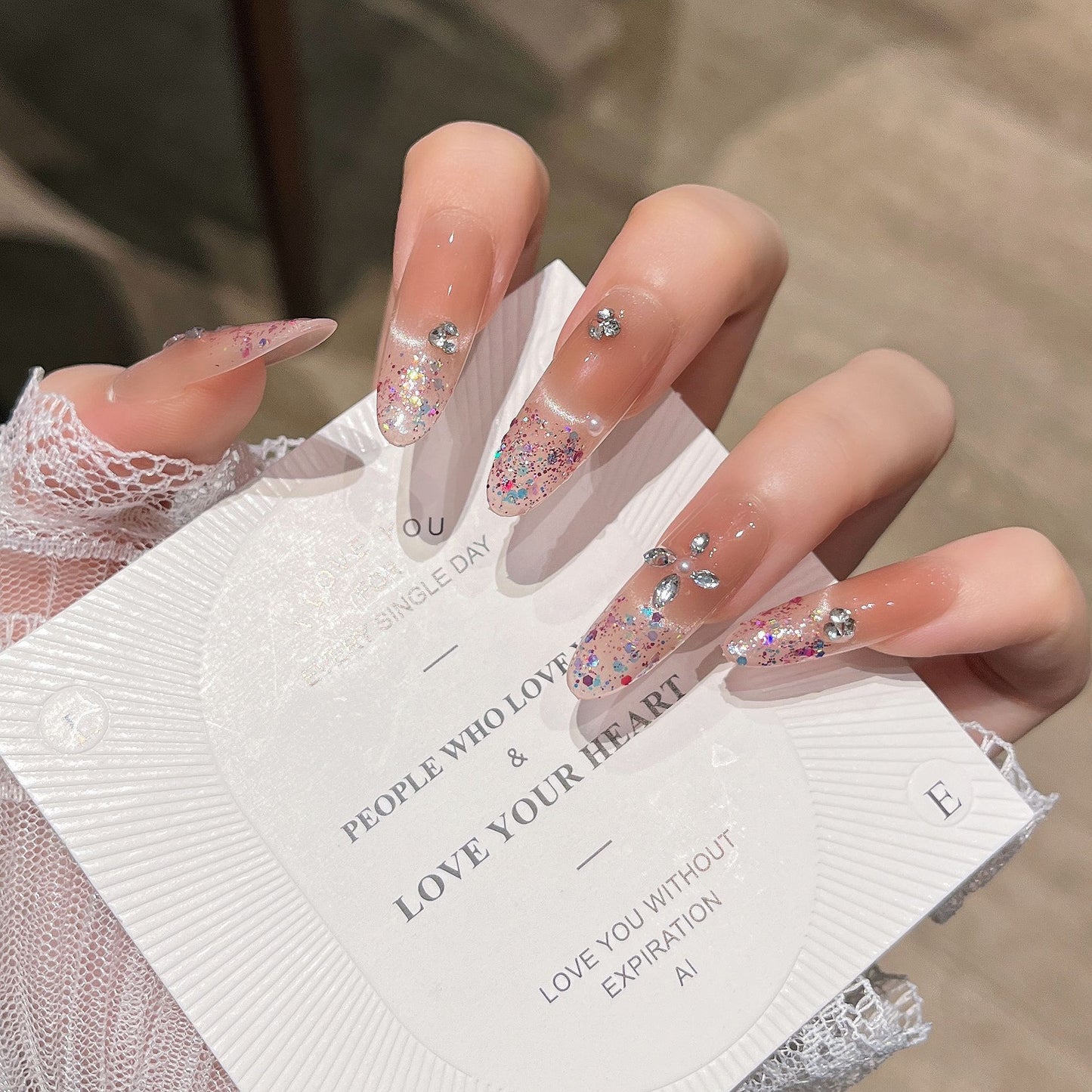Elegantes, mit Glitzer versehenes Press-On-Nail-Design Brehn
