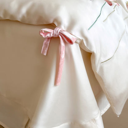 Besticktes Satin-Feel Bettbezugset mit Bändchenverschluss und floralen Applikationskissenbezügen