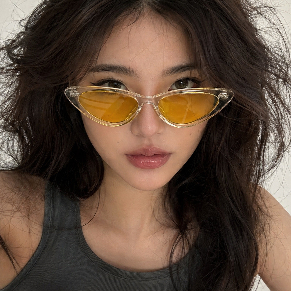 Damen Cat-Eye Sonnenbrille mit transparenter Rahmenkonstruktion und gelben Gläsern Brehn