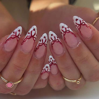 Künstlerisches Herzmotiv Nagelkunst
