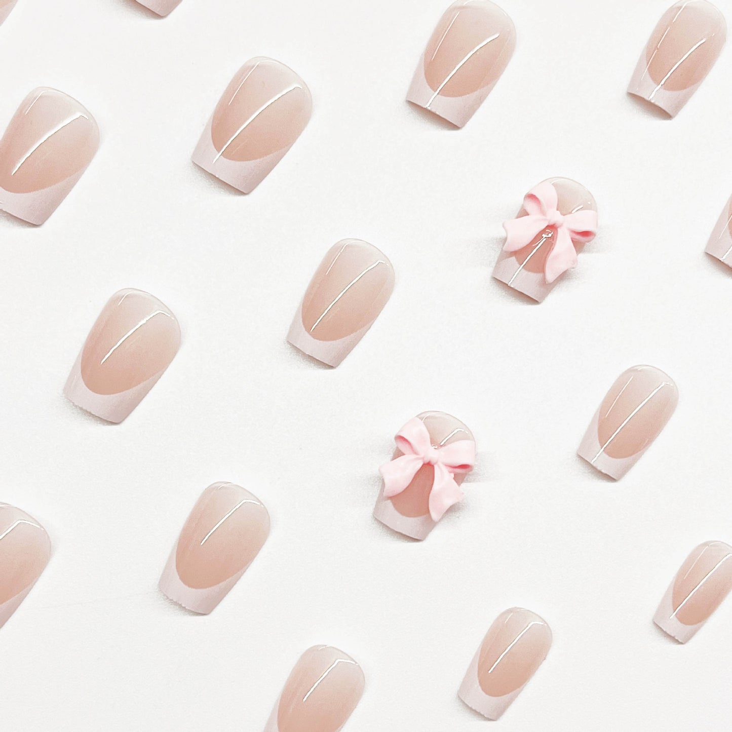 Dekorative French Tip Nagelverlängerungen mit Schleifenakzenten Brehn