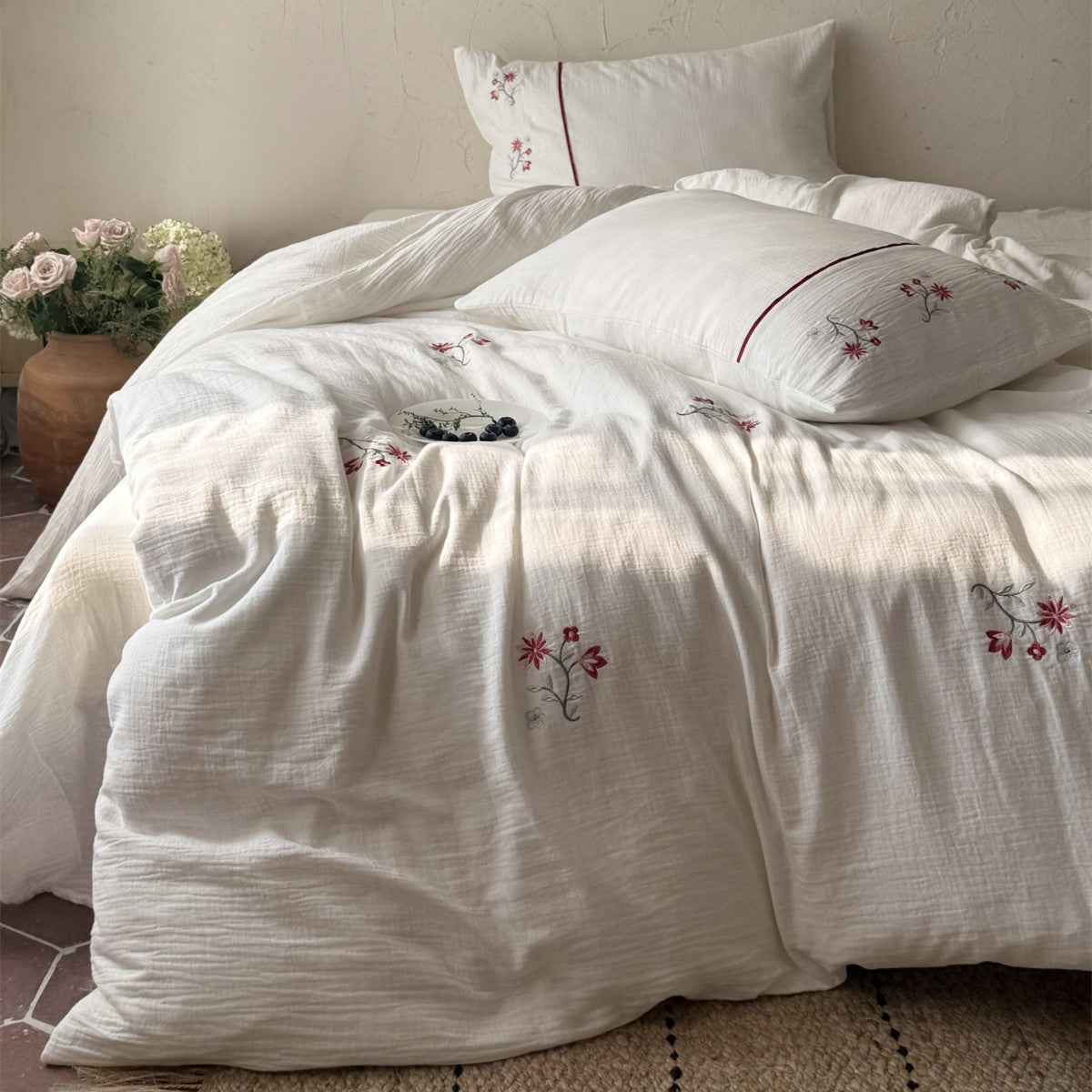 Bestickte Baumwollvoile Bettwäsche Set mit floralem Muster und Umschlag-Kissenbezügen