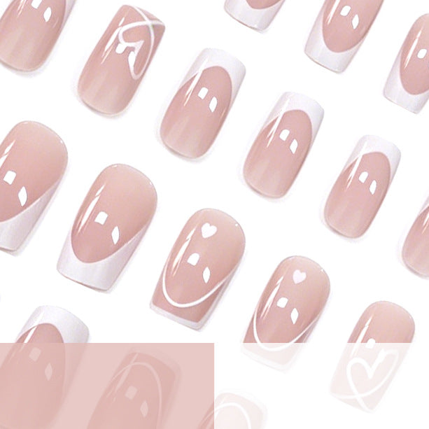 Herz- verziertes französisches Nagelkunst Brehn