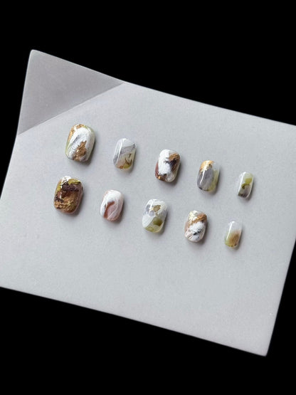Künstlerisches Press-On Nagelkunstset mit Marmor- und Goldakzenten