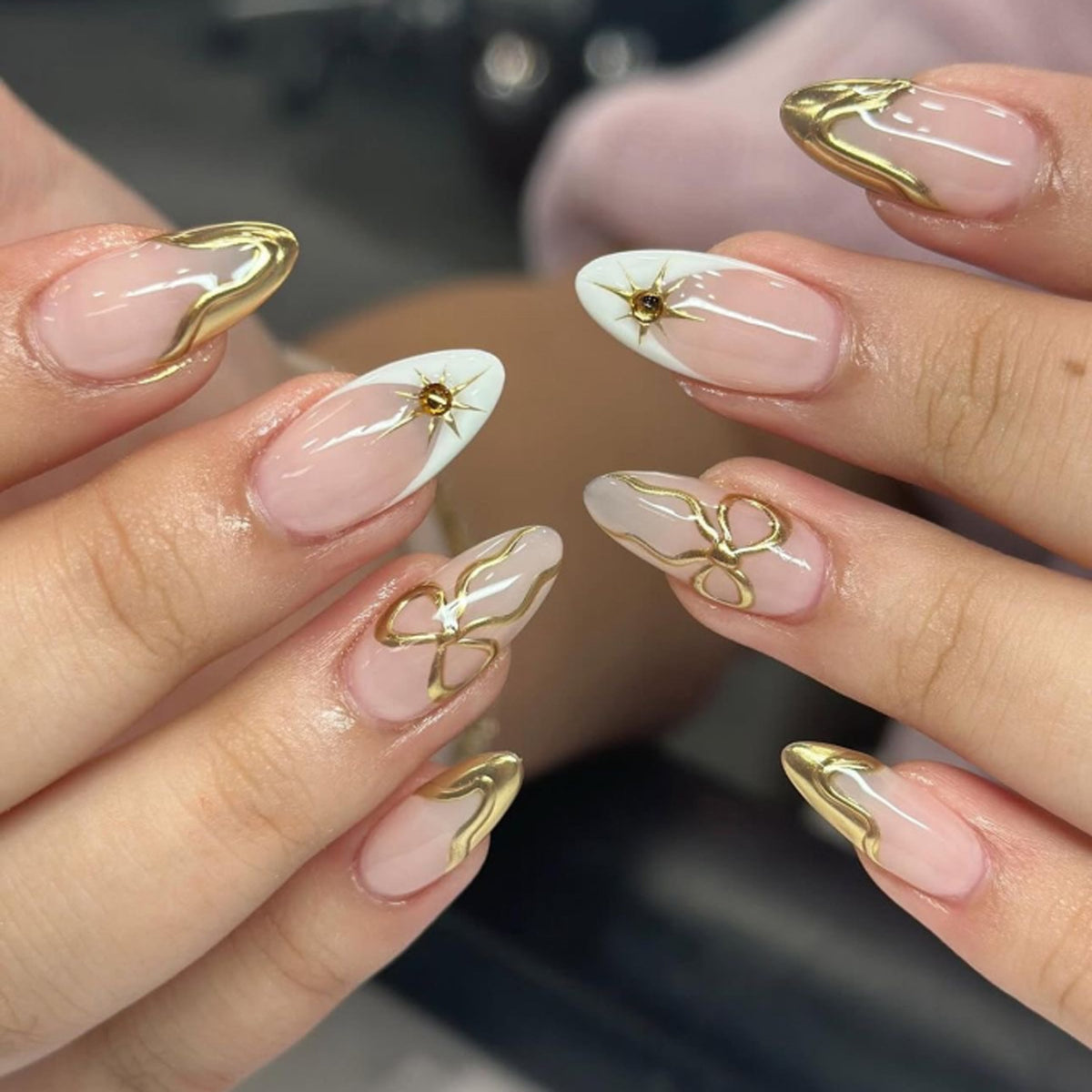 Kunstvolle Stiletto-Nägel mit eleganten Goldakzenten Brehn