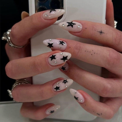 Kunstnagelset mit verspielten Sternen-Designs Brehn