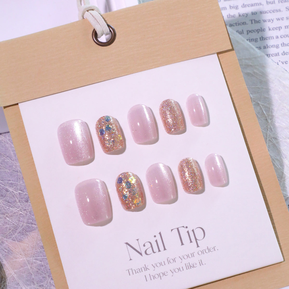 Kunstvolle Nageldesigns mit Glitzerakzenten Brehn