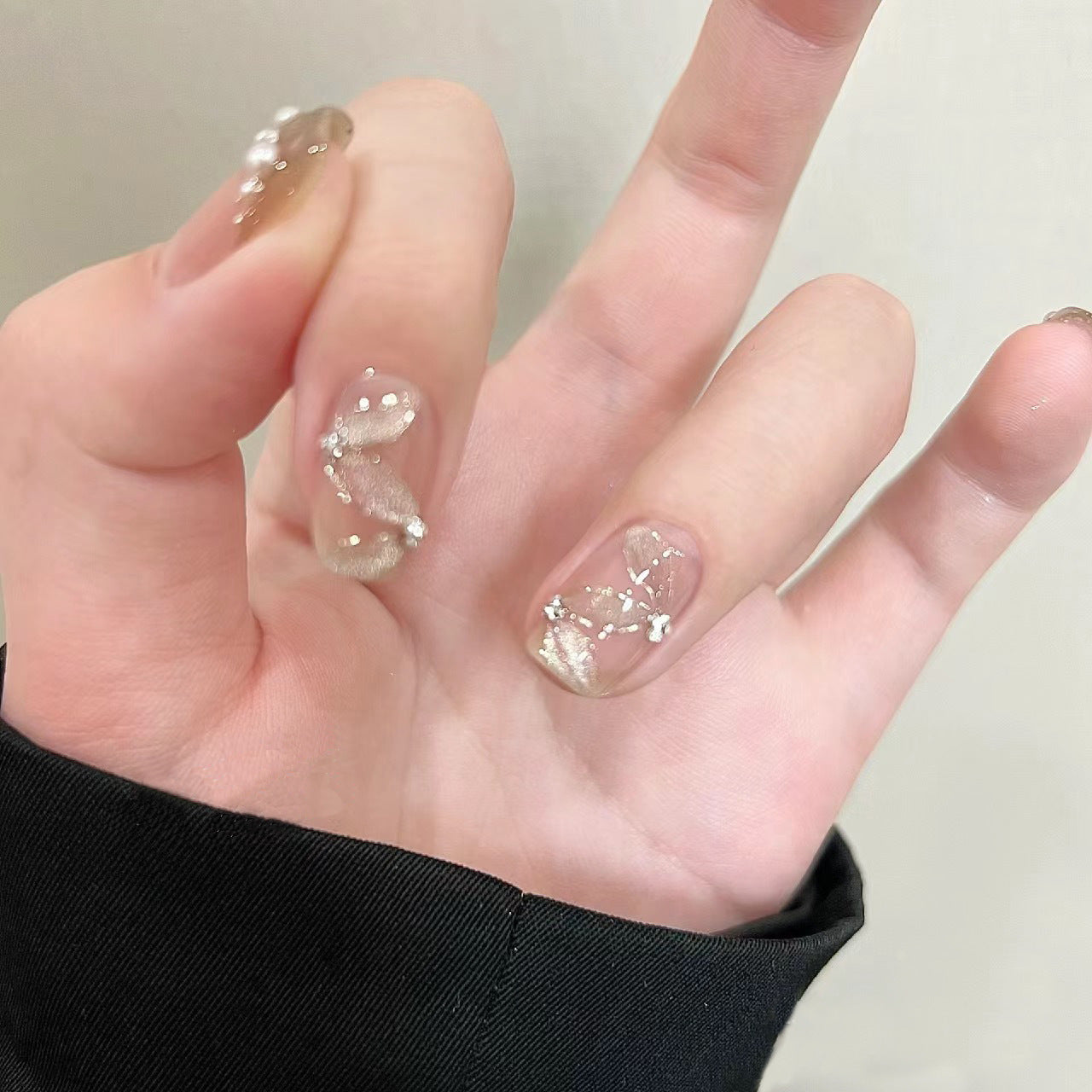 Elegante Kunstnägel mit Perlenschmuck und Glitzereffekten Brehn