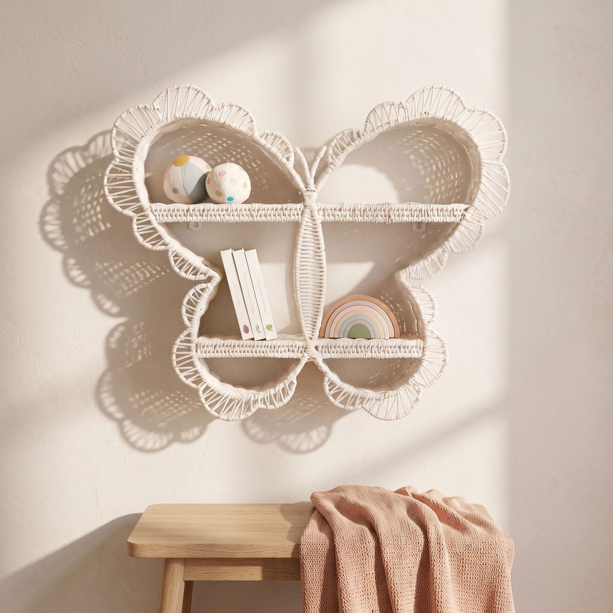 Verspieltes Wandregal im Schmetterlingsdesign Brehn