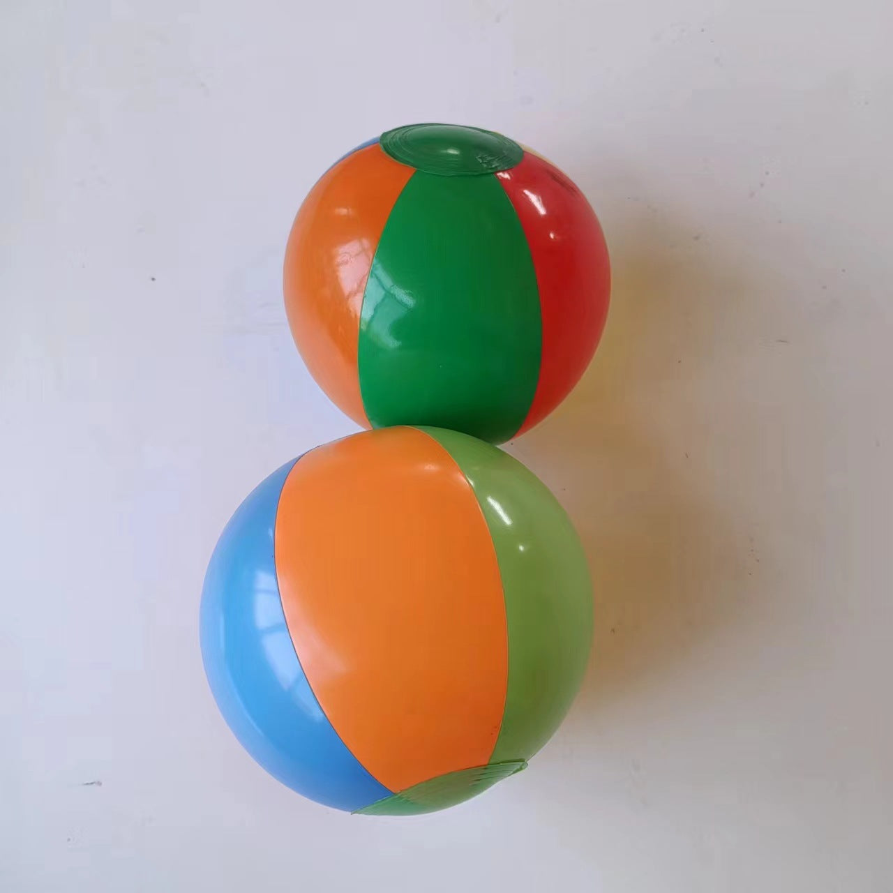 Unisex aufblasbarer Spielball mit verschiedenen Farbsegmenten Brehn