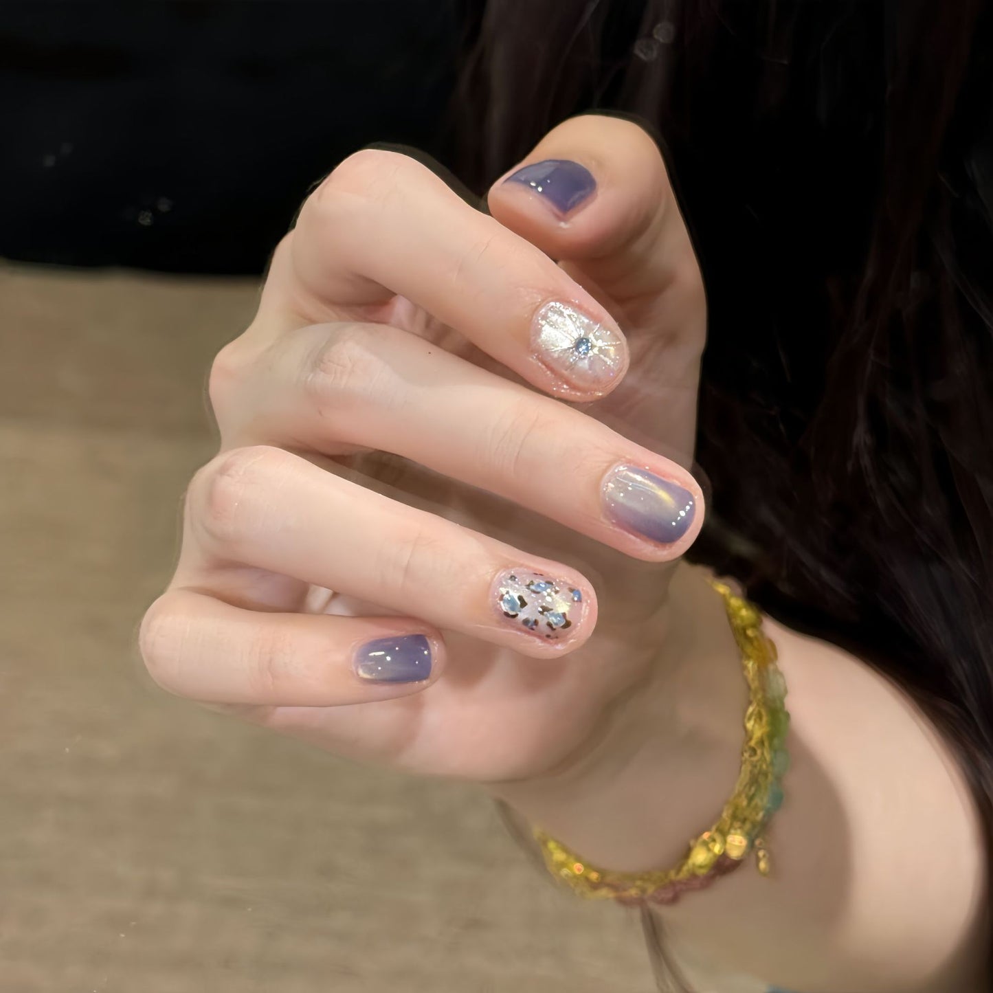 Glamouröse Kunstnägel mit Eleganten Glitzerelementen Brehn