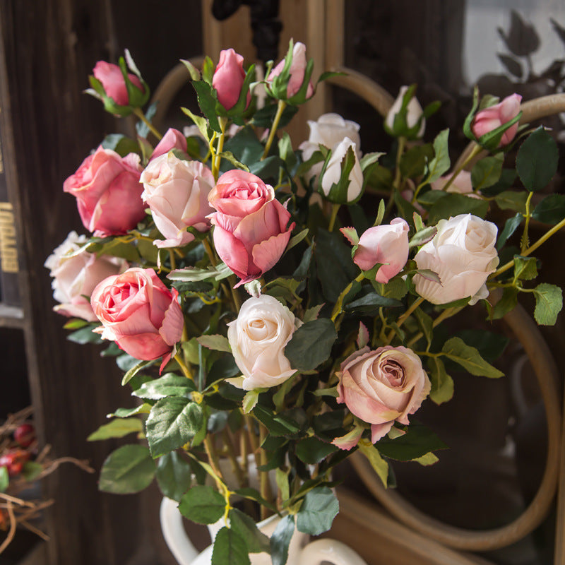 Realistisches Samt-Rosenbouquet