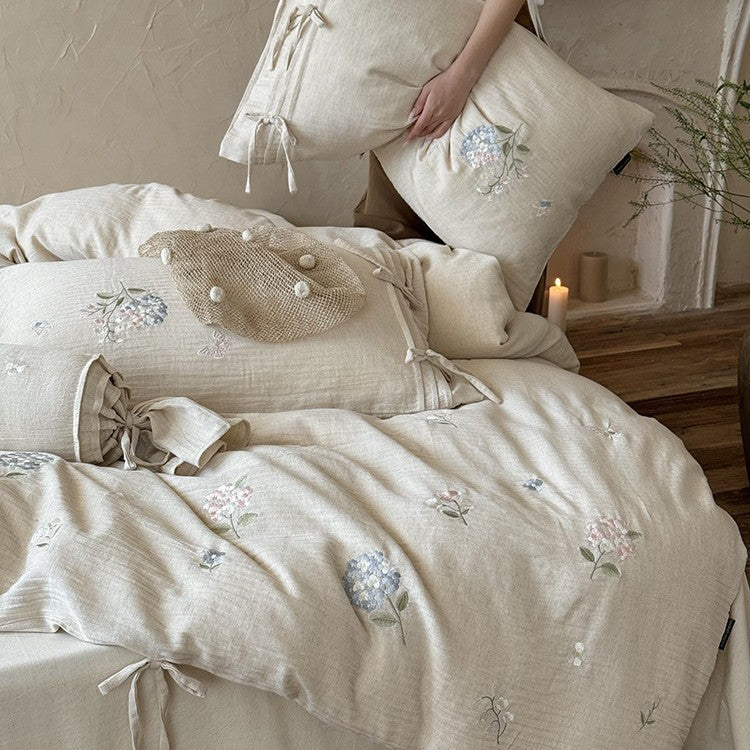 Besticktes Baumwoll-Leinen Bettwäsche-Set mit Zierbändern und feinem Blumenmotiv