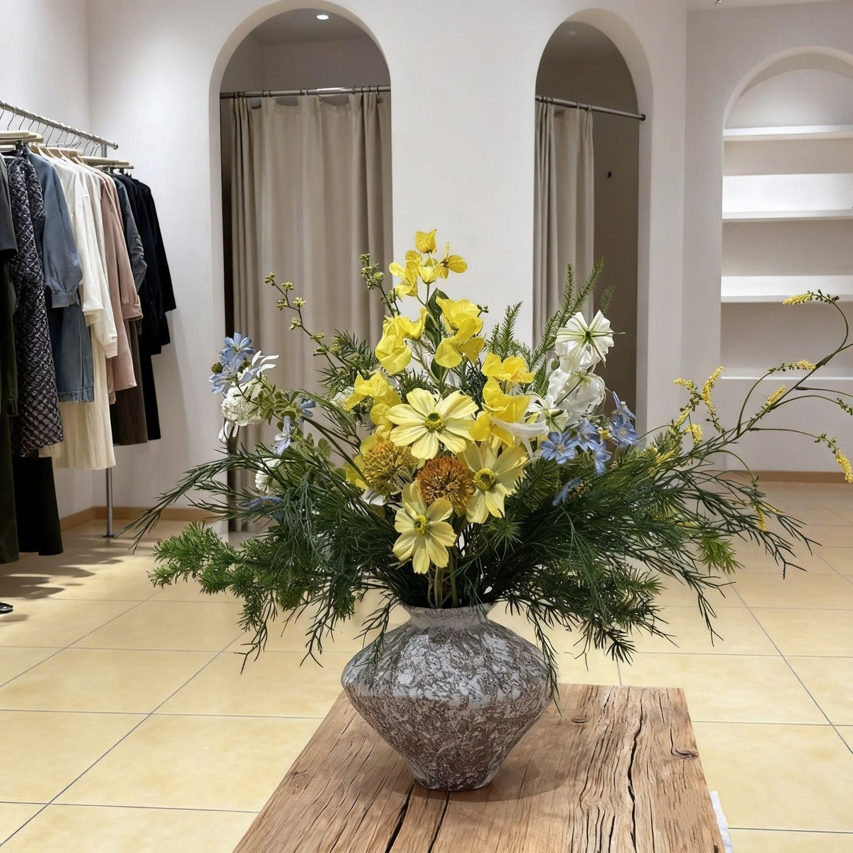 Dekorative Kunstblumenarrangement