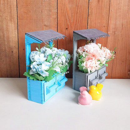 Dekorativer Blumentopf mit Dach