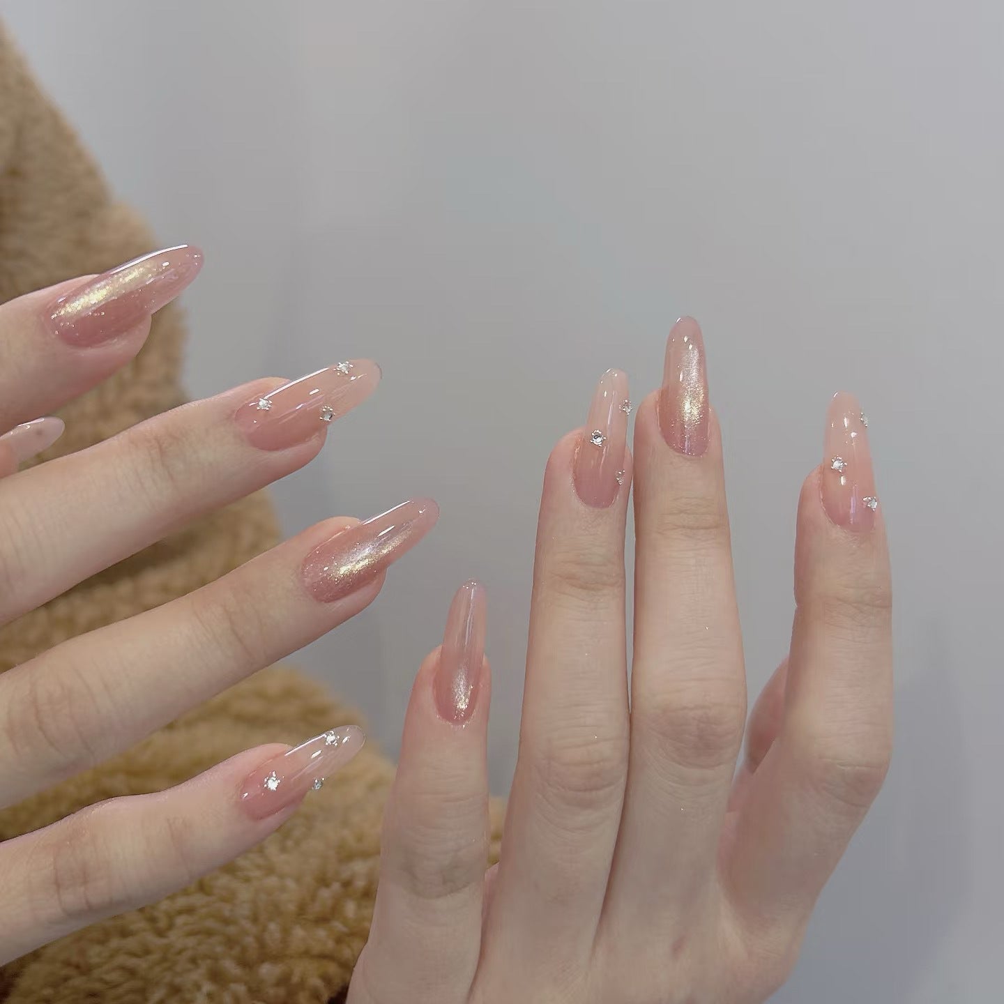 Elegante Kunstnägel mit Glitzerakzenten Brehn