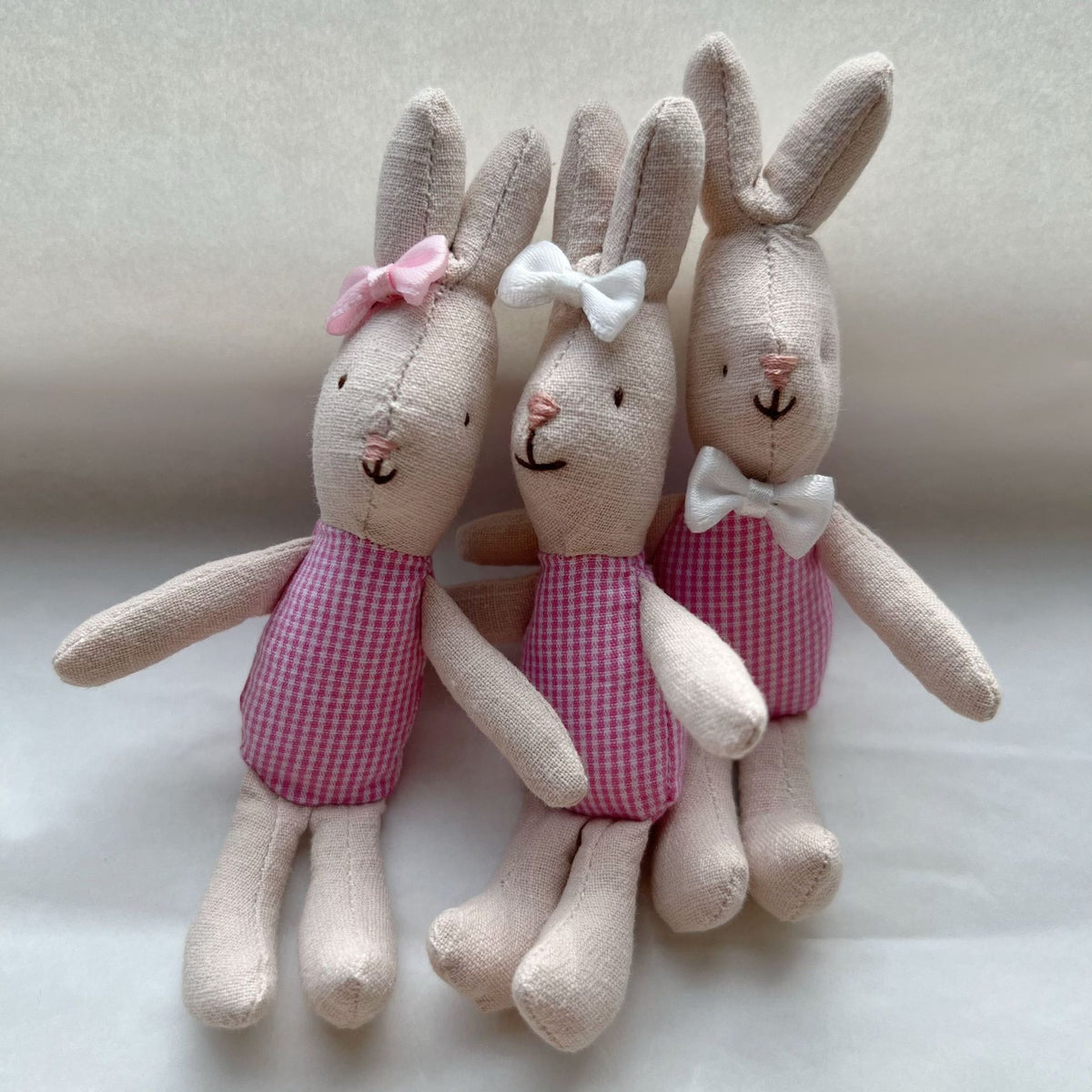 Miniatur Leinen Kaninchen Komforter Plüsch mit Gingham-Taschenkleid und Ripsband-Schleife