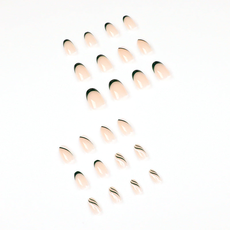 Kunstvolle Nagelkunst mit stylischen Spitzen Brehn
