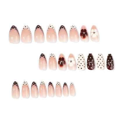 Kunstvolle Nailart mit floralem Design und verschiedenen Mustern Brehn
