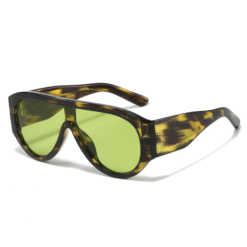 Retro-inspirierte übergroße Sonnenblenden-Sonnenbrille Brehn