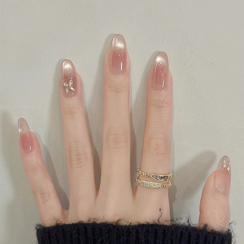 Künstlerisches Nageldesign mit dekorativen Elementen Brehn