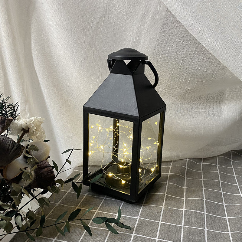 Dekorative Metall- und Glaslaterne mit warmen LED-Feenlichtern Brehn