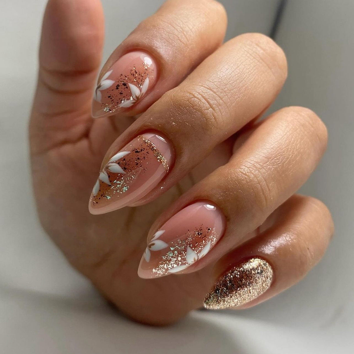 Kunstvolle Nagelkunst mit floralen und glitzernden Akzenten Brehn