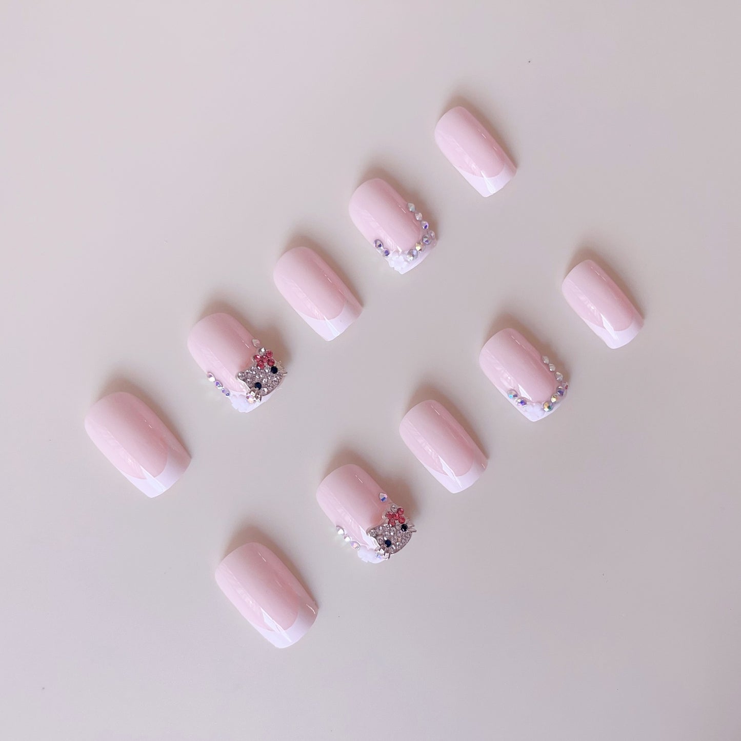 Kunstnagelset mit stilvollen Strassverzierungen Brehn