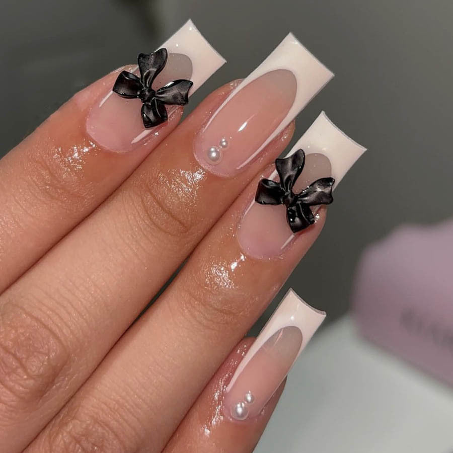 Kunstnagelset mit stilvollen Schwarz- und Perl-Details Brehn