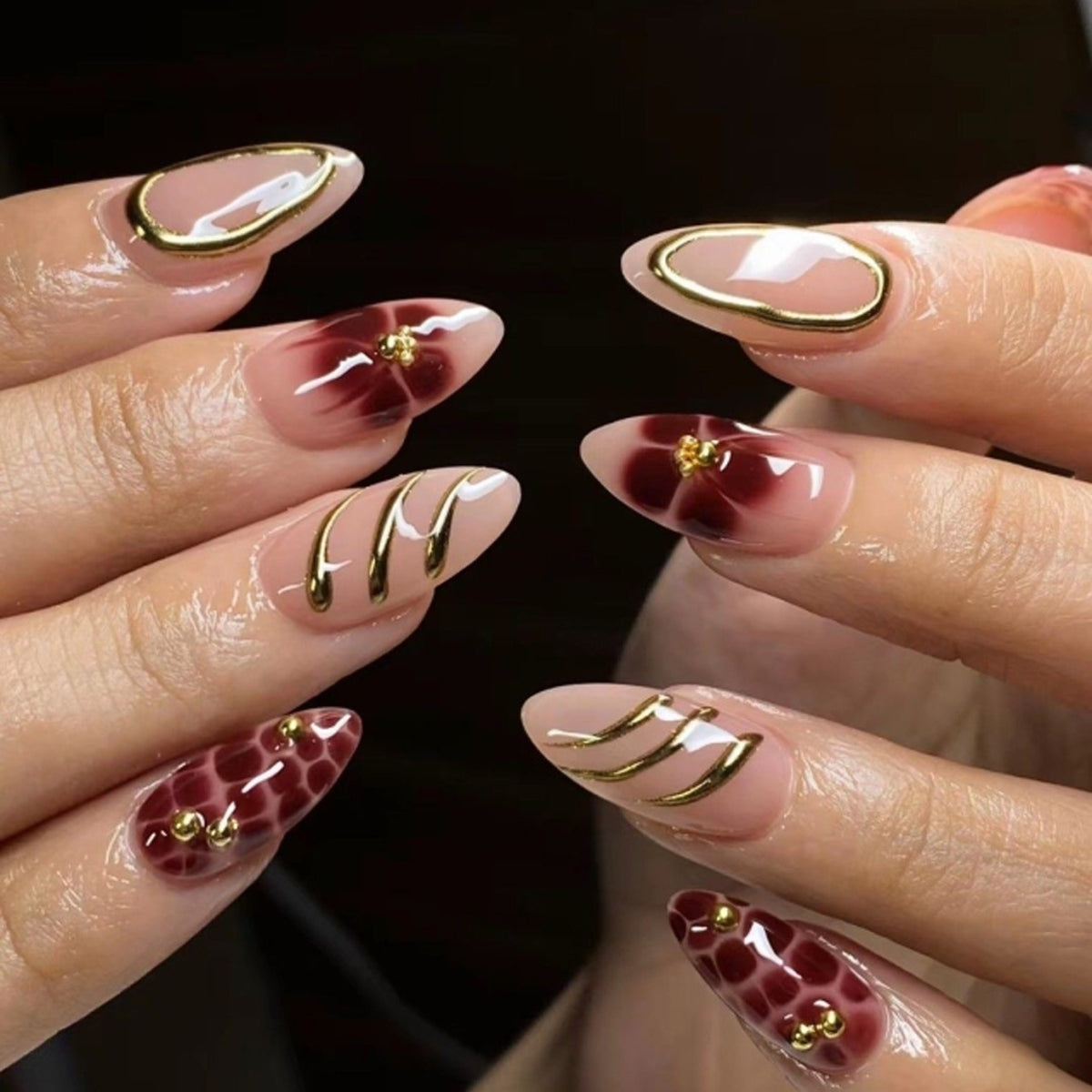 Kunstvolle Nagelkunst mit eleganten Verzierungen Brehn