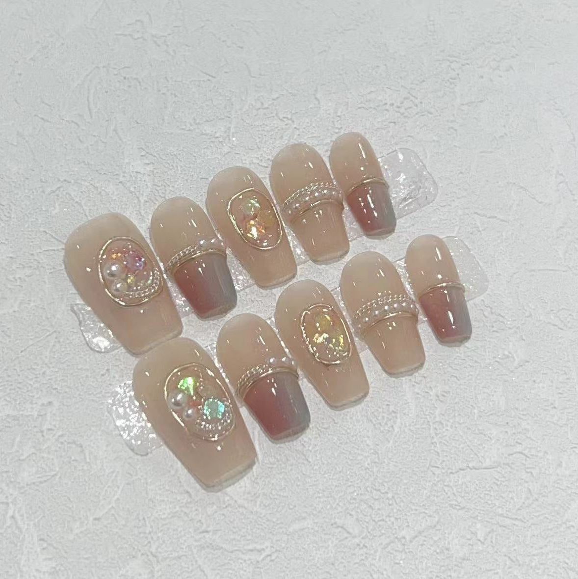 Dekorativer Press-On Nagelset mit Edelstein-Akzenten Brehn
