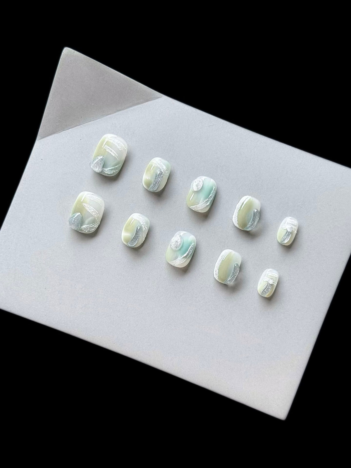Künstlerisches Press-On-Nagelset mit glänzendem Marmor-Design