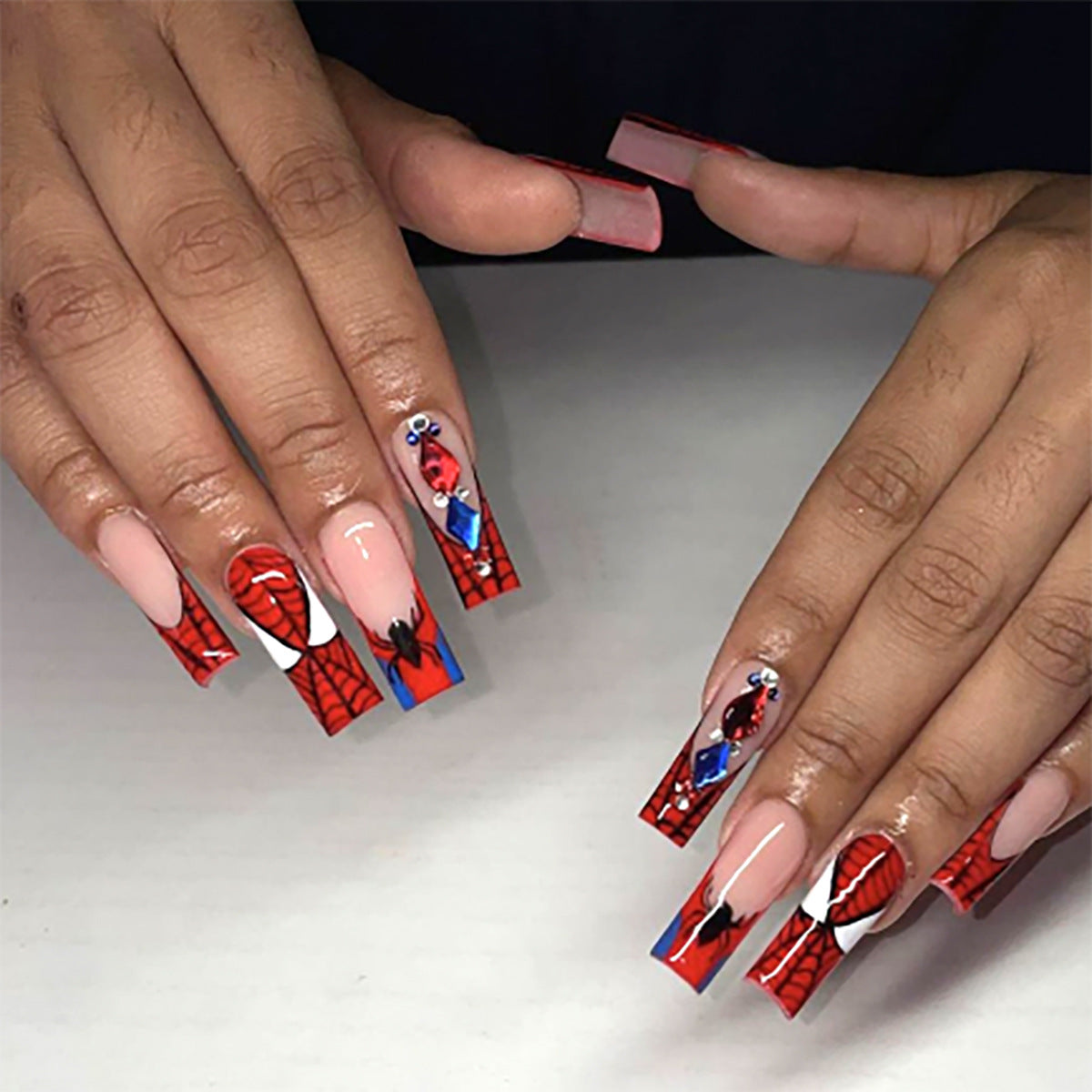 Spider-Man inspirierte Druck-on-Nagelkunst Brehn