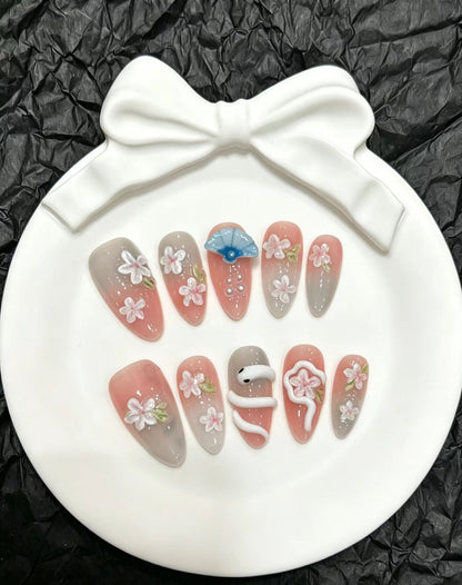Dekoratives Druck-On-Nail-Art-Set mit floralen und Regenschirm-Akzenten